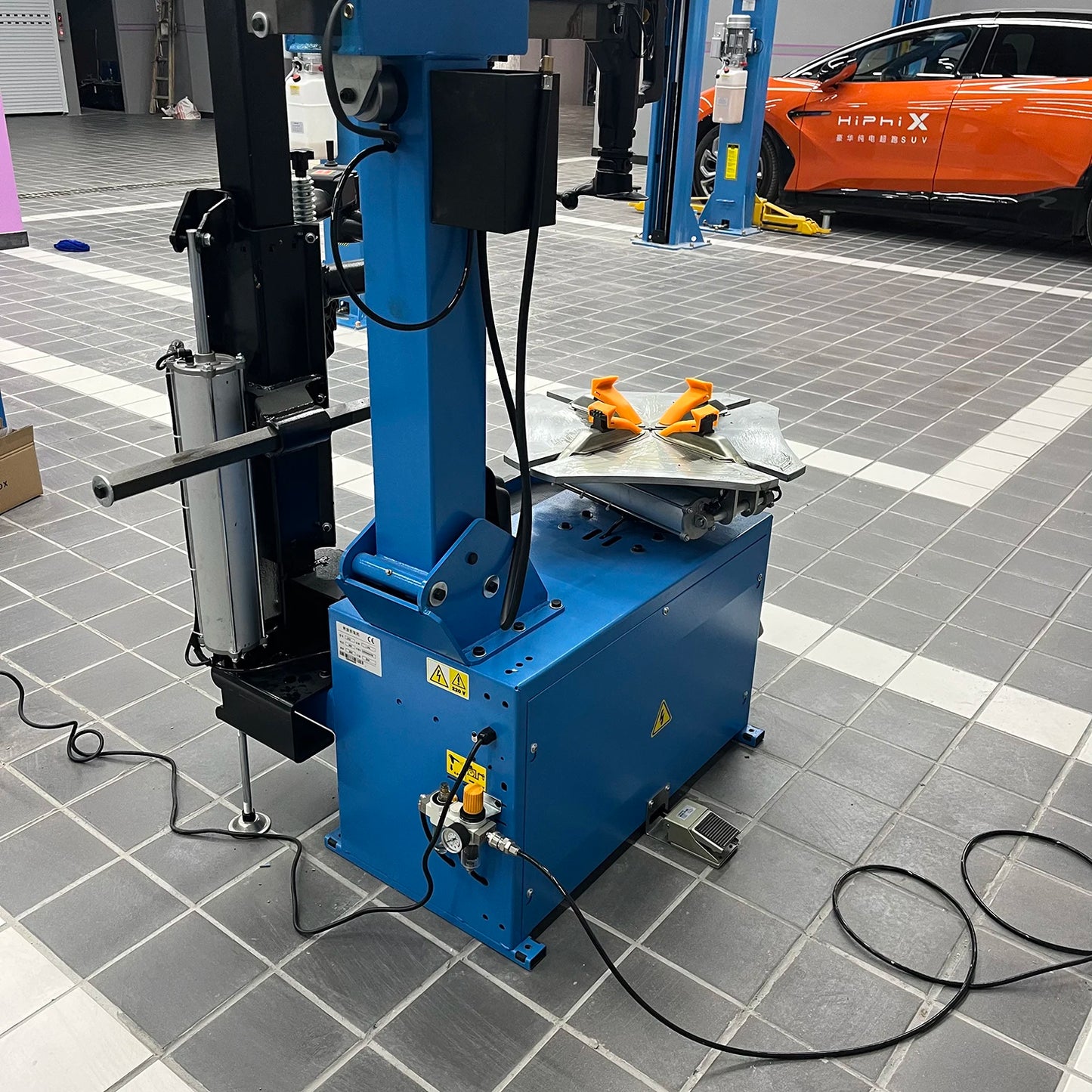 Machine démonte pneu avec bras d'assistance runflat 3 fonctions 24 Pouces